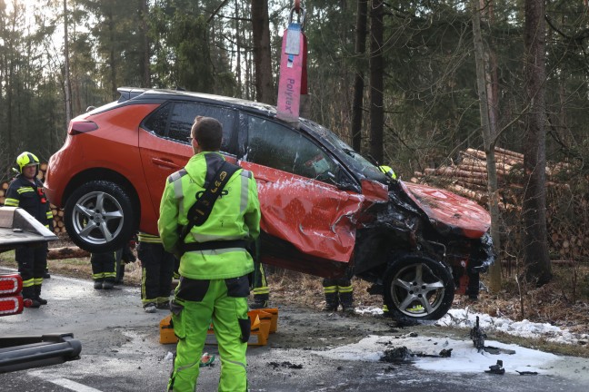 	Auto in Flammen: Ersthelfer retten Lenkerin auf Gmundener Straße bei Stadl-Paura aus Unfallwrack
