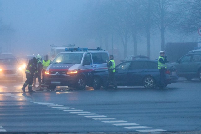 	Auto kollidierte auf Innviertler Straße in Wels-Neustadt mit Polizeifahrzeug