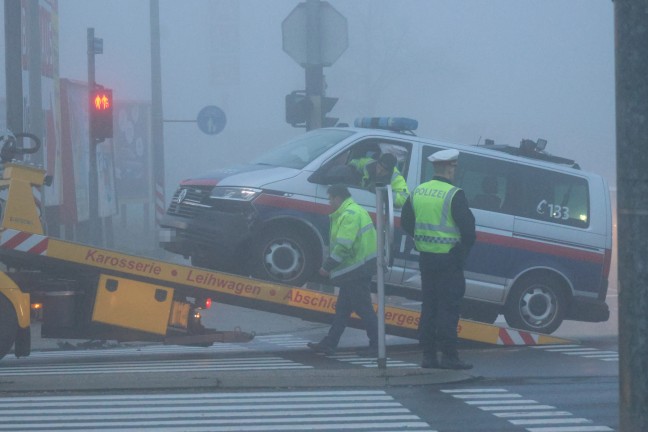 	Auto kollidierte auf Innviertler Straße in Wels-Neustadt mit Polizeifahrzeug