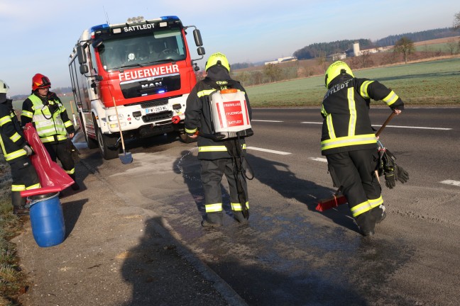 	Dieselaustritt in Sattledt: Kraftstoffleitung im Motorraum eines Notarzteinsatzfahrzeuges löste sich