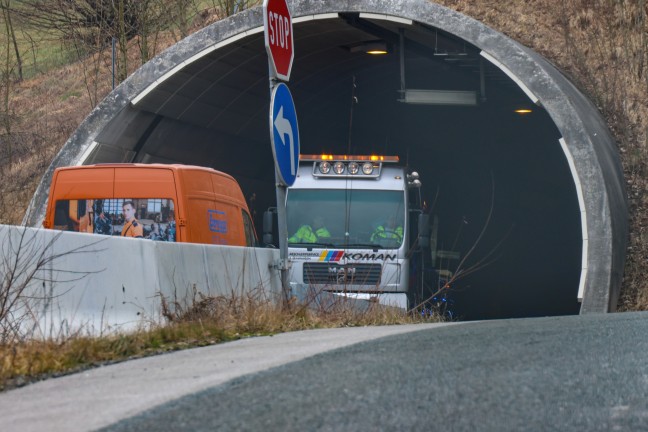 	LKW-Auffahrunfall im Tunnel Kienberg auf der Pyhrnautobahn bei Micheldorf in Oberösterreich