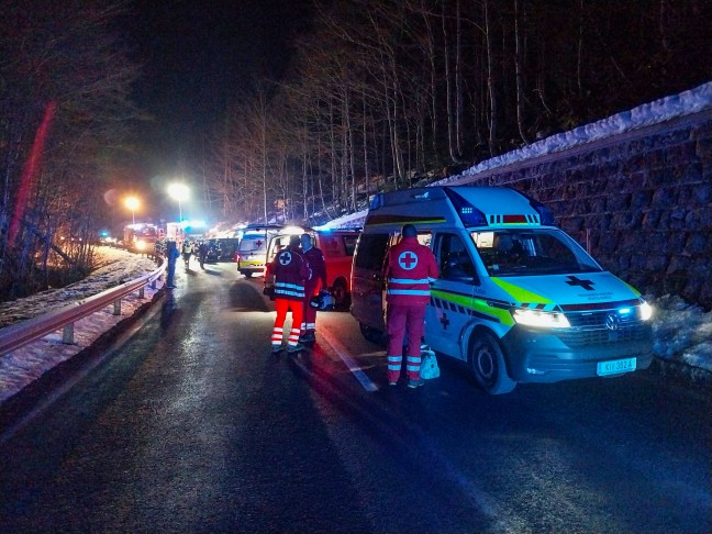 	Autoüberschlag am Pyhrnpass bei Spital am Pyhrn fordert zwei Verletzte