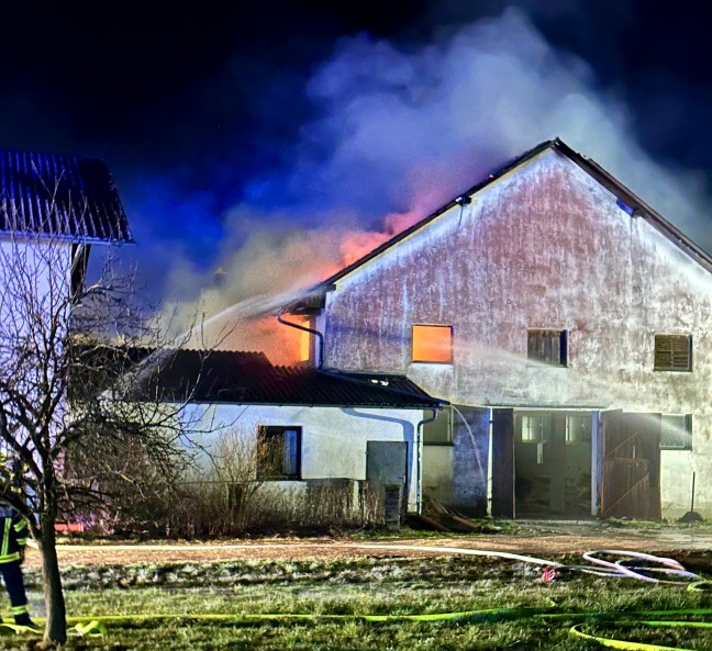 	Neun Feuerwehren bei Brand eines Stallgebäudes in Neukirchen an der Enknach im Einsatz