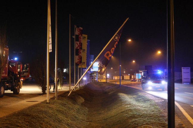	Unfall in Wels-Waidhausen: Schrägstehenden Fahnenmast mit Kran der Feuerwehr aus dem Boden gezupft