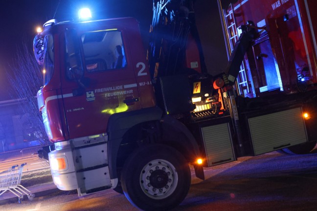 	Unfall in Wels-Waidhausen: Schrägstehenden Fahnenmast mit Kran der Feuerwehr aus dem Boden gezupft