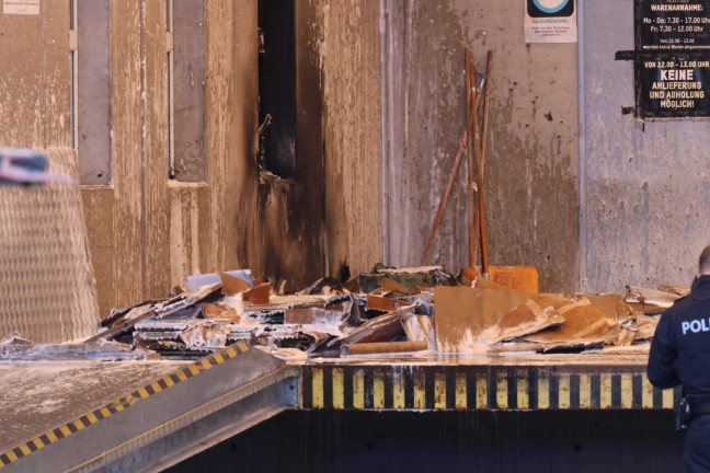 	Fenster geborsten: Brand eines Abfallcontainers bei einem Unternehmen in Wels-Lichtenegg