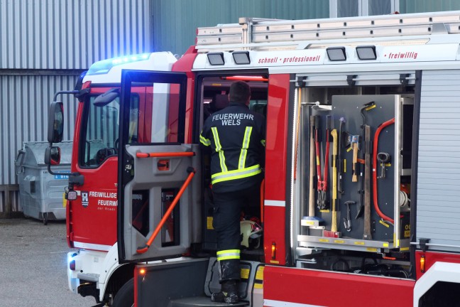 	Fenster geborsten: Brand eines Abfallcontainers bei einem Unternehmen in Wels-Lichtenegg