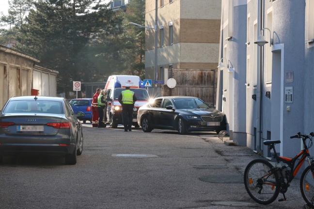 	Auto in Wels-Neustadt an Hausfassade angefahren