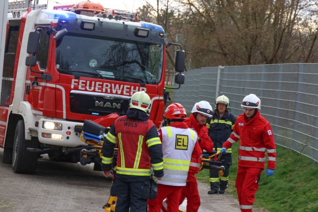 	Bewusstlose Frau bei Küchenbrand in Wels-Lichtenegg durch Feuerwehrleute aus Hochhaus gerettet