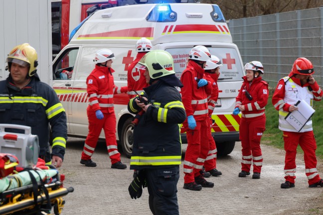 	Bewusstlose Frau bei Küchenbrand in Wels-Lichtenegg durch Feuerwehrleute aus Hochhaus gerettet
