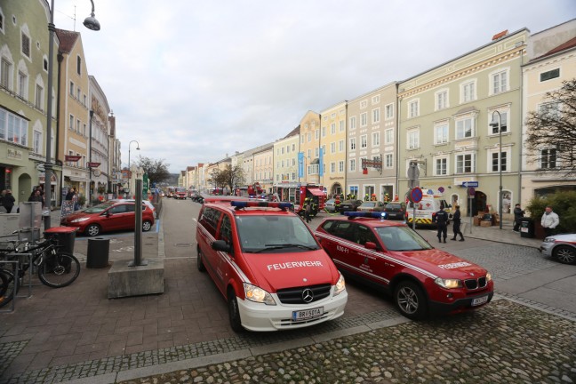 	Vier Feuerwehren bei Brand in einem Gebäude im Stadtzentrum von Braunau am Inn im Einsatz