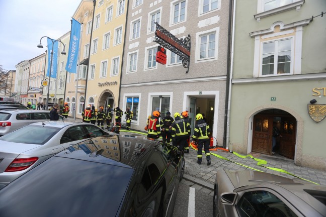 	Vier Feuerwehren bei Brand in einem Gebäude im Stadtzentrum von Braunau am Inn im Einsatz