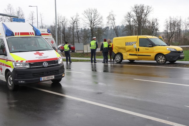 	Kreuzungscrash zwischen PKW und Postauto in St. Florian endet glimpflich