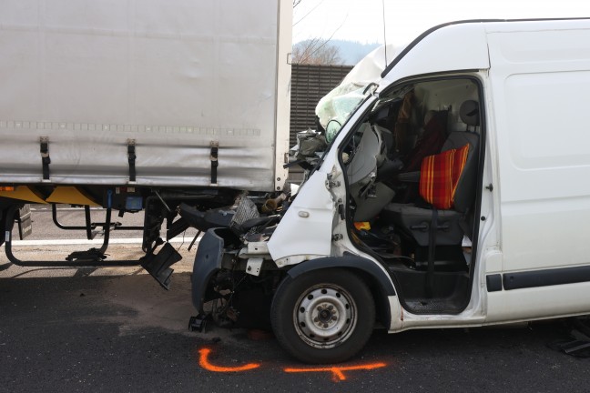 	Tödlicher Crash: Kleintransporter kracht auf Innkreisautobahn in Pichl bei Wels frontal in LKW-Heck