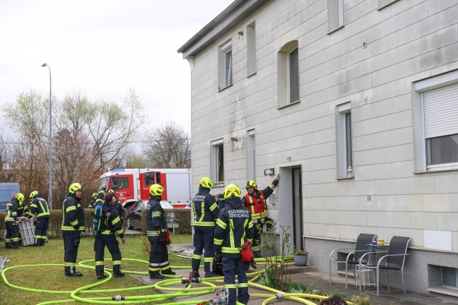 	Schwieriger Löscheinsatz bei Brand in einer vollgeräumten Mehrparteienhauswohnung in Hörsching