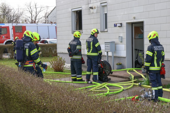 	Schwieriger Löscheinsatz bei Brand in einer vollgeräumten Mehrparteienhauswohnung in Hörsching