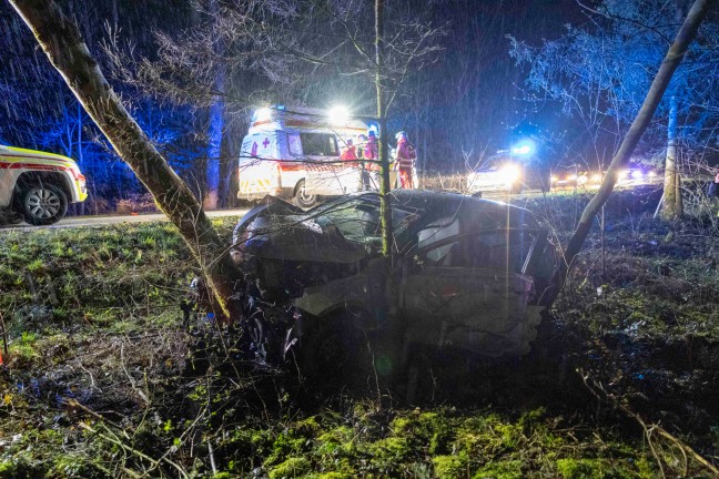 	Auto auf Lamprechtshausener Straße bei Burgkirchen frontal gegen Baum gekracht