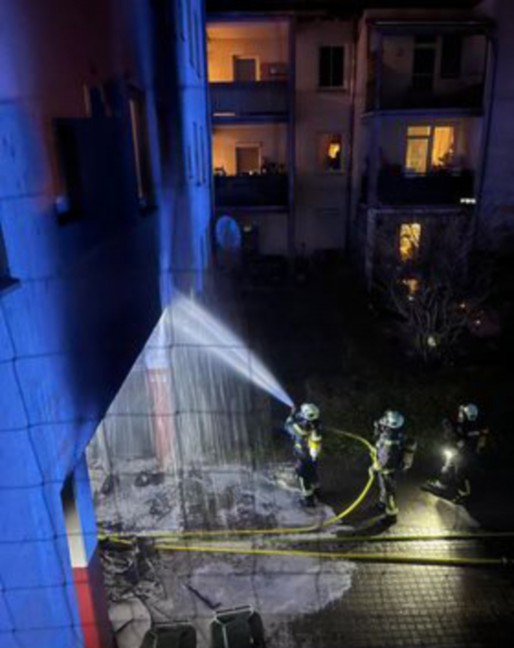 	Brand zweier Müllinseln im Bereich einer Wohnanlagendurchfahrt in Linz-Kleinmünchen-Auwiesen