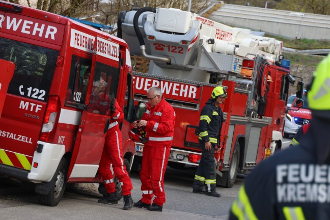 	Sturz in Brunnen: Höhenretter der Feuerwehr retten Person in Kematen an der Krems aus Hausbrunnen