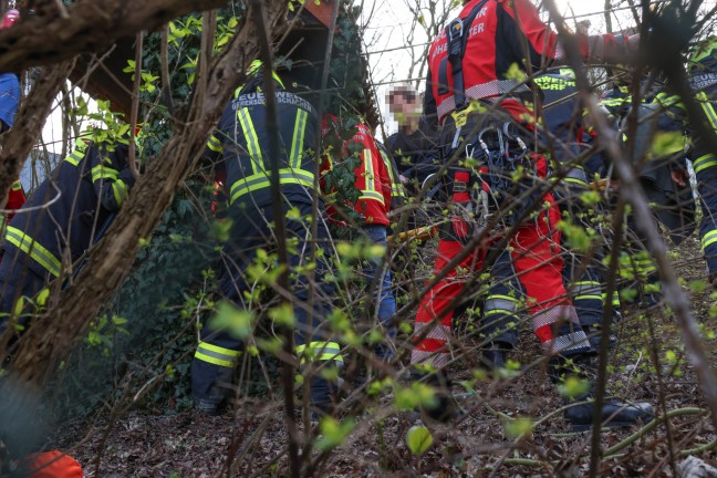 	Sturz in Brunnen: Höhenretter der Feuerwehr retten Person in Kematen an der Krems aus Hausbrunnen