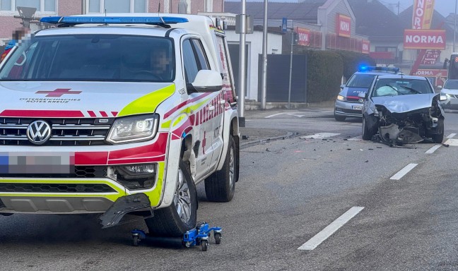 	Vier Verletzte bei Kreuzungsunfall zwischen Notarzteinsatzfahrzeug und PKW in Braunau am Inn