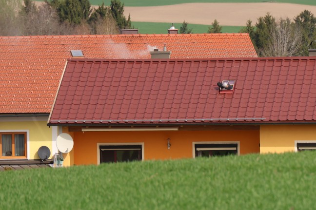	Drei Feuerwehren zu Brand im Dachbereich eines Hauses nach Eschenau im Hausruckkreis alarmiert