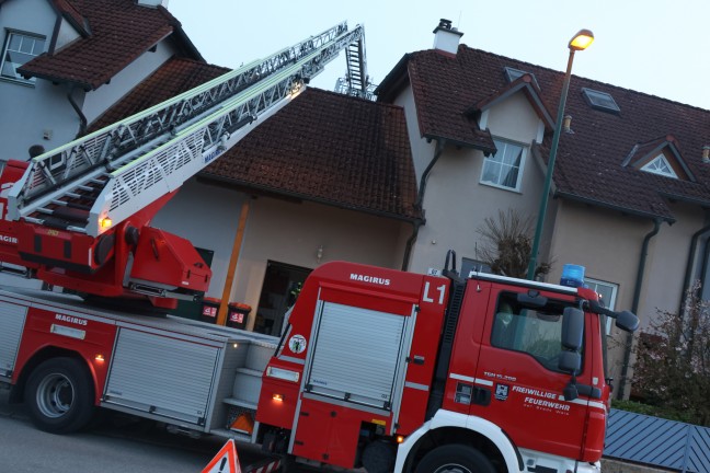 	Beschädigtes Solarmodul durch Feuerwehr vom Dach eines Hauses in Wels-Vogelweide abmontiert