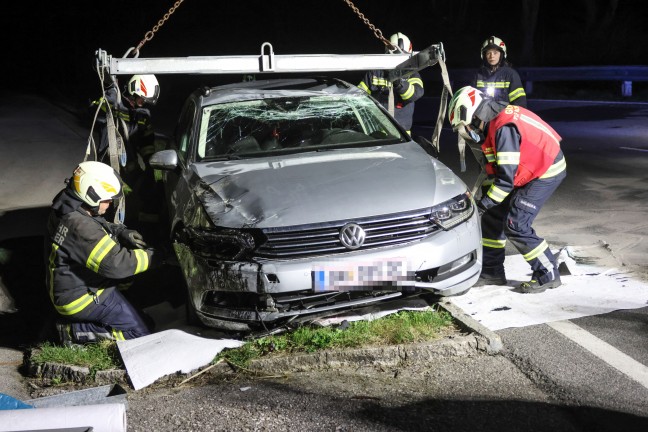 	Auto bei Verkehrsunfall in Altmünster von Straße abgekommen und in Rinne eines Baches gelandet