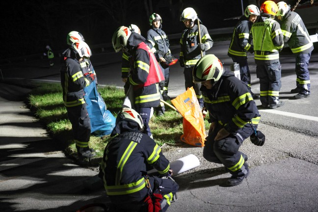 	Auto bei Verkehrsunfall in Altmünster von Straße abgekommen und in Rinne eines Baches gelandet