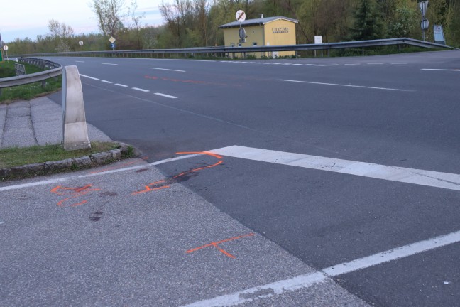 	Tödlicher Unfall: Fußgängerin (86) auf Donaustraße in Luftenberg an der Donau von PKW erfasst