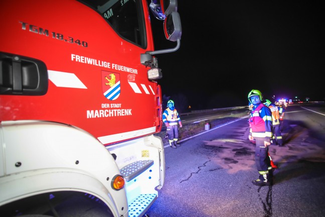 	Fahrduell beobachtet: Ölaustritt nach Unfall mit Verkehrsinsel auf Wiener Straße in Marchtrenk