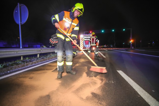 	Fahrduell beobachtet: Ölaustritt nach Unfall mit Verkehrsinsel auf Wiener Straße in Marchtrenk