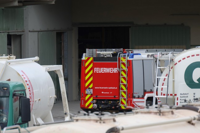 	Einsatzkräfte der Feuerwehr zu Brand einer Baumaschine bei Firmenstandort in Sattledt alarmiert