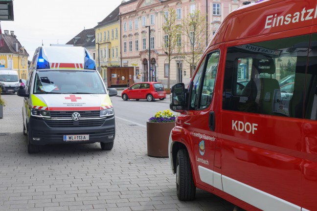 	Feuerwehr, Rettung und Polizei bei Balkonbrand in Lambach im Einsatz