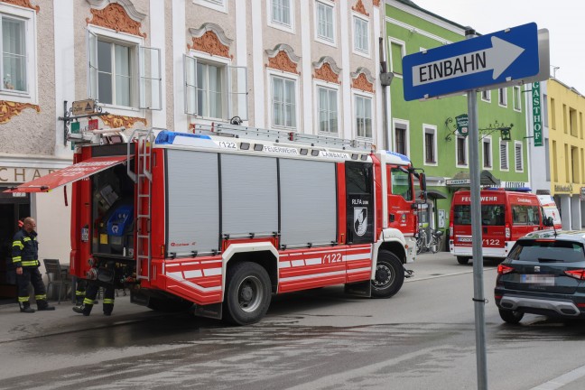 	Feuerwehr, Rettung und Polizei bei Balkonbrand in Lambach im Einsatz