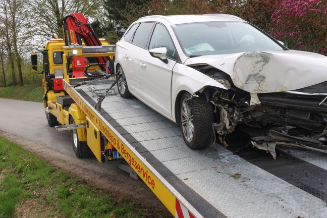 	Lenker verletzt: Auto bei Verkehrsunfall in Thalheim bei Wels frontal gegen Baum gekracht