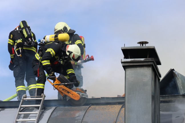 	Dach eines Wohnhauses in Leonding bei Flämmarbeiten in Flammen aufgegangen