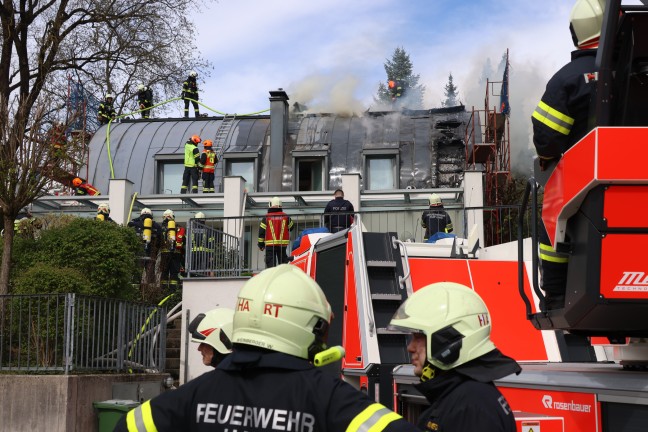 	Dach eines Wohnhauses in Leonding bei Flämmarbeiten in Flammen aufgegangen