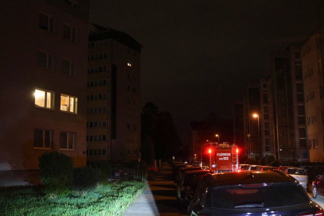 	Einsatz von Feuerwehr und Polizei bei Mehrparteienwohnhaus in Wels-Lichtenegg