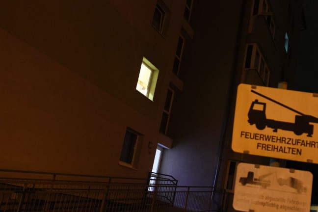 	Einsatz von Feuerwehr und Polizei bei Mehrparteienwohnhaus in Wels-Lichtenegg