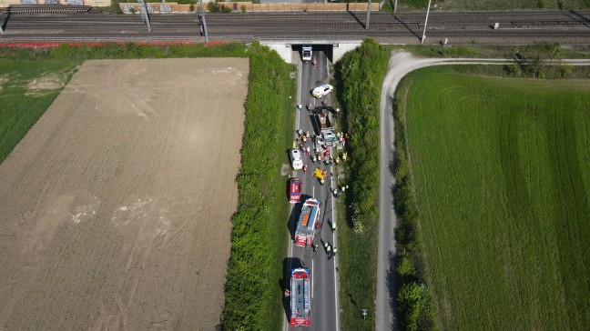 	Drei Verletzte: LKW kracht mit Kranaufbau gegen Unterführung der Westbahnstrecke bei Marchtrenk