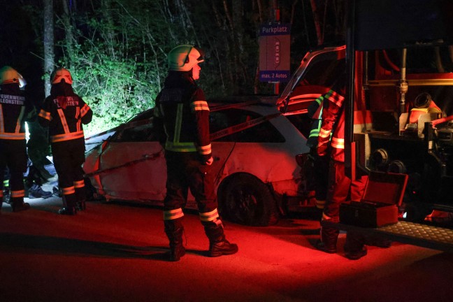 	Drei Insassen unverletzt: Auto bei Verkehrsunfall in Grünburg von Straße abgekommen