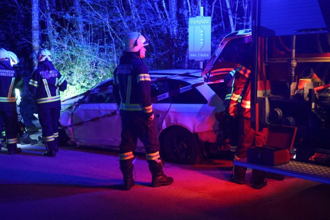	Drei Insassen unverletzt: Auto bei Verkehrsunfall in Grünburg von Straße abgekommen