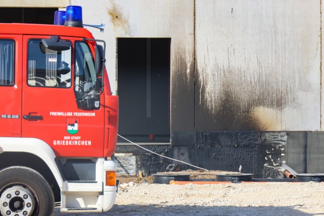 	Neun Feuerwehren bei Brand auf Baustelle einer Schnellrestaurant-Filiale in Schlüßlberg im Einsatz