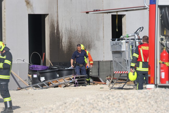	Neun Feuerwehren bei Brand auf Baustelle einer Schnellrestaurant-Filiale in Schlüßlberg im Einsatz