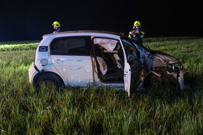 	Ein Verletzter: Auto bei Verkehrsunfall in Niederneukirchen in Feld überschlagen