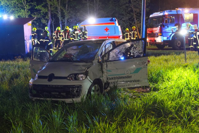 	Ein Verletzter: Auto bei Verkehrsunfall in Niederneukirchen in Feld überschlagen
