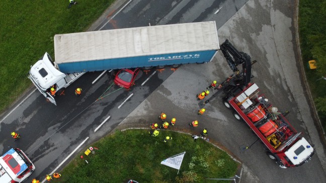 	Auto steckte unter LKW-Auflieger: Crash auf Eferdinger Straße bei Alkoven fordert zwei Verletzte