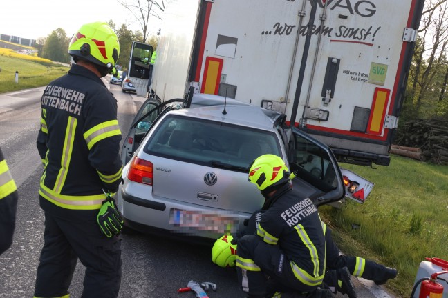 	Schwer verletzt: Auto steckt nach Unfall auf Rieder Straße bei Rottenbach im Heck eines LKW