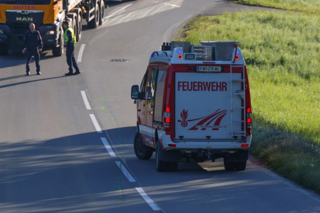 	Aufräumarbeiten nach Verkehrsunfall zwischen Linienbus und PKW in Steinerkirchen an der Traun